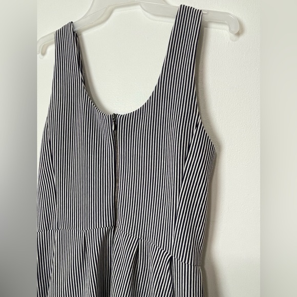 Banana Republic Navy Blue White Striped Fit Flare Dress Scoop Neck Size 6 - Picture 6 of 12